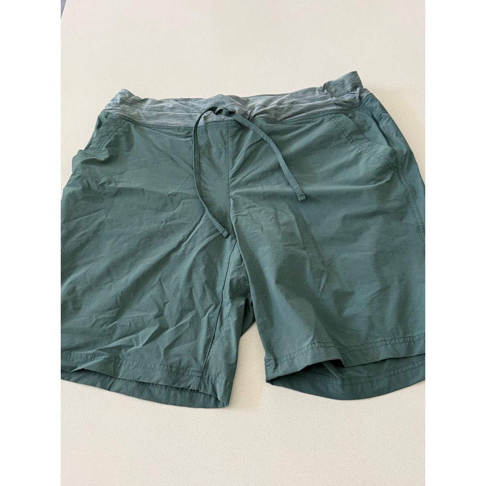 Duluth Trading Co womens size 18 Green Hiking Shorts 10 Inch Inseam 56718